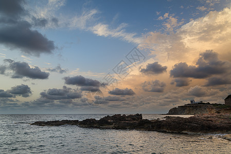 地中海岩石海岸线上美丽的日出景观海景图片