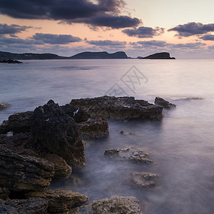 黎明日出景观美丽的岩石海岸线地中海图片