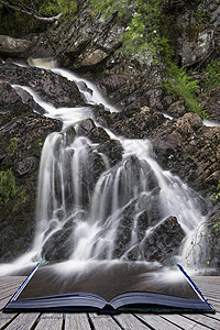 夏季瀑布岩石上的景观细节长时间暴露模糊的运动创造的页的书籍细节拍摄里瓦戈尔瀑布斯诺登尼亚公园北威尔士图片