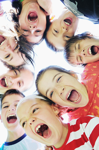 快乐的孩子小拍打,把头抱得很近