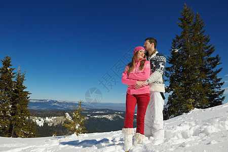 轻的夫妇冬天的雪景美丽的晴天图片