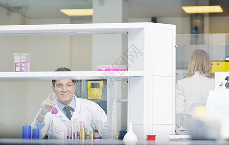 科学与研究生物化学个明亮的现代实验室里很轻的人图片