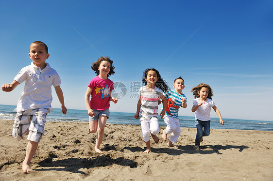 快乐的轻人体乐趣的跑步跳跃海滩美丽的沙滩图片