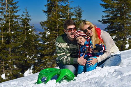 冬季快乐的家庭假期的新鲜雪上玩得开心图片