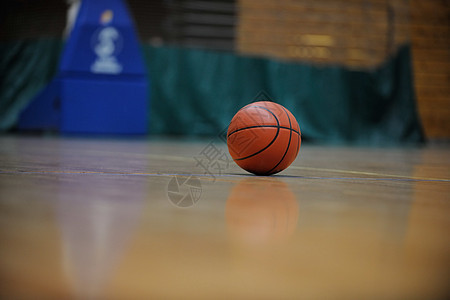 室内健身房黑色背景上的篮球球板网图片