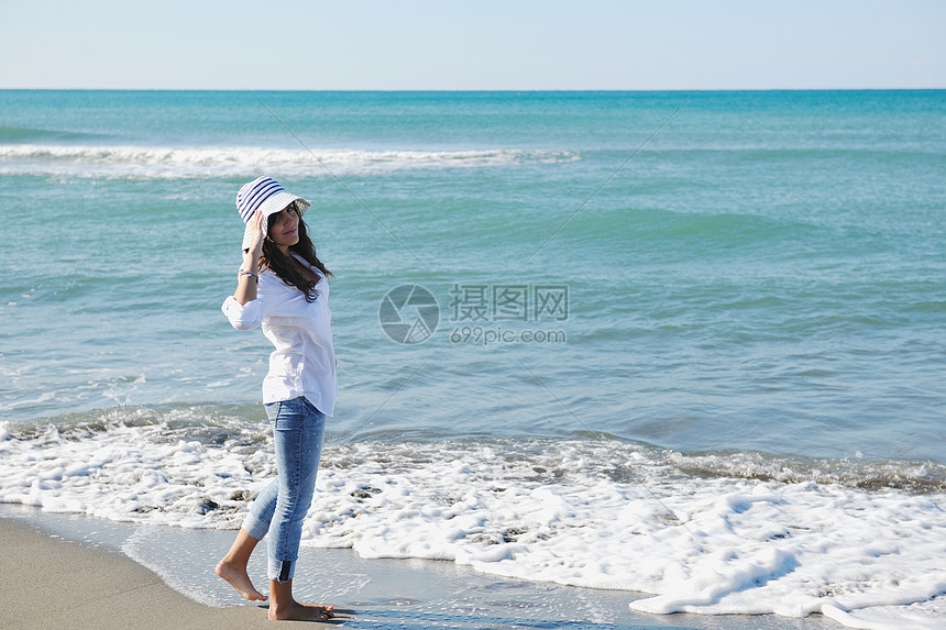 快乐的轻女人早上美丽的海滩上放松图片