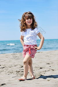 美丽海滩上的小女孩子肖像图片