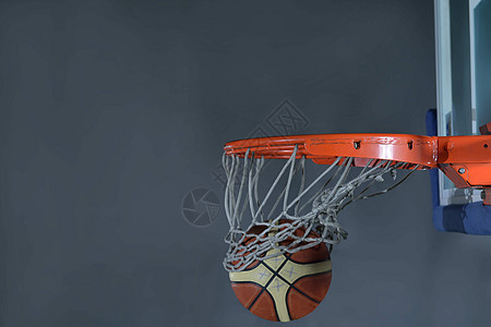 室内健身房灰色背景下的篮球球板网图片