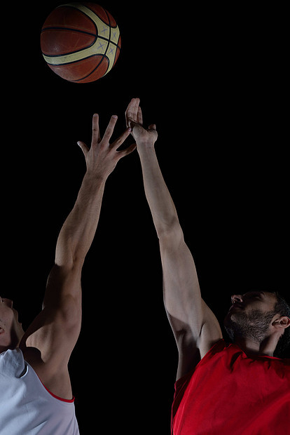 篮球比赛运动运动员行动中被隔离黑色背景上图片