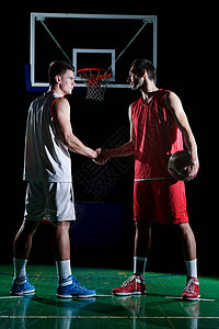 篮球比赛运动运动员行动中被隔离黑色背景上图片
