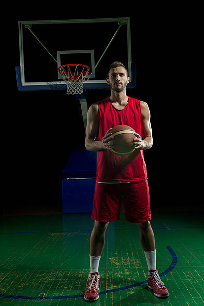篮球场上篮球运动员的肖像,着黑色孤立背景的球图片