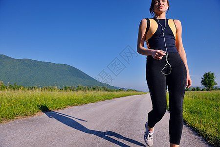 轻漂亮的女人夏季公园慢跑妇女运动户外健康图片