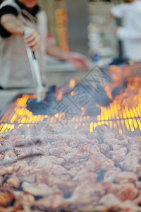 烧烤用鸡肉烤架,背景中火烟图片