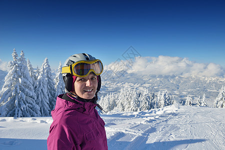 快乐的轻滑雪女子山顶冬天玩得开心图片