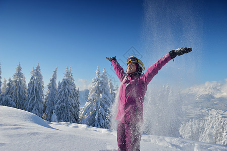 快乐的轻滑雪女子山顶冬天玩得开心图片