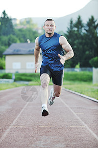 男人运动轻健康的人运动的种族运动轨道上跑步,并代表排序速度的背景