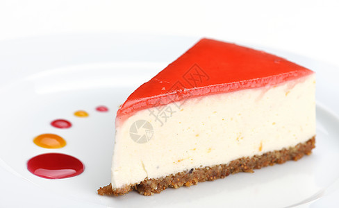 白色背景上分离的草莓奶酪蛋糕图片