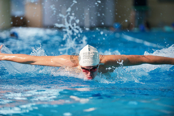 快乐的肌肉游泳者戴着眼镜帽子游泳池,代表健康健康的图片