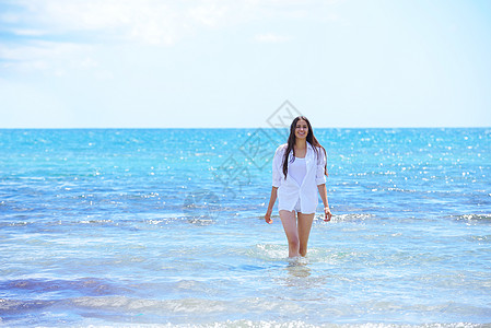 穿泳装女孩子海滩上的美丽快乐的女孩子美丽的热带海洋上度过暑假,享受乐趣放松背景