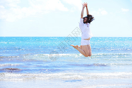 穿泳装女孩子海滩上的美丽快乐的女孩子美丽的热带海洋上度过暑假,享受乐趣放松背景