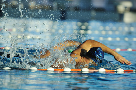  即兴发挥健康健身生活方式的,与轻的运动员游泳重新奥林匹克游泳池背景