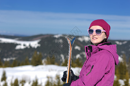 冬季妇女滑雪运动乐趣旅游雪图片