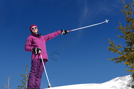 冬季妇女滑雪运动乐趣旅游雪图片