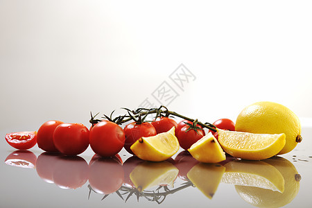 新鲜柠檬番茄果实分离白色图片