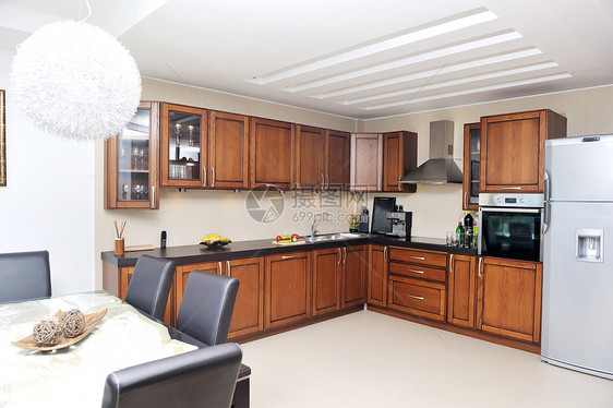 新家美丽而现代的厨房室内图片