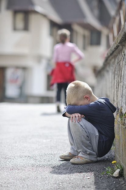 独自悲伤幸的孩子哭了,街上情绪问题图片
