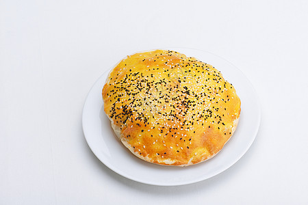 自制的传统土耳其餐馅填充肉奶酪酱汁隔离白色背景图片