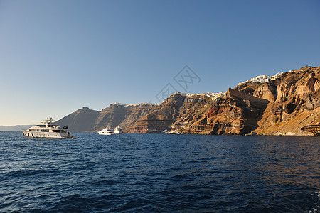 希腊桑托里尼岛海岸豪华游艇图片