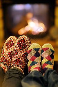 快乐的轻浪漫夫妇坐沙发前的壁炉冬天的季节家里图片