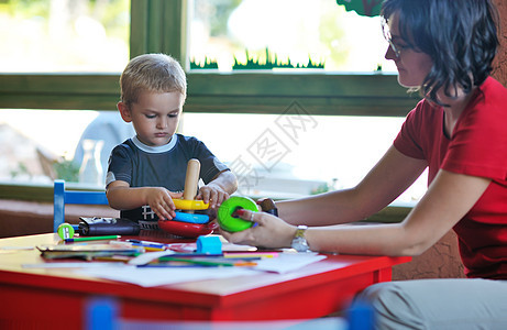 快乐的孩子玩游戏,玩得开心,教育课五颜六色的幼儿园操场室内图片