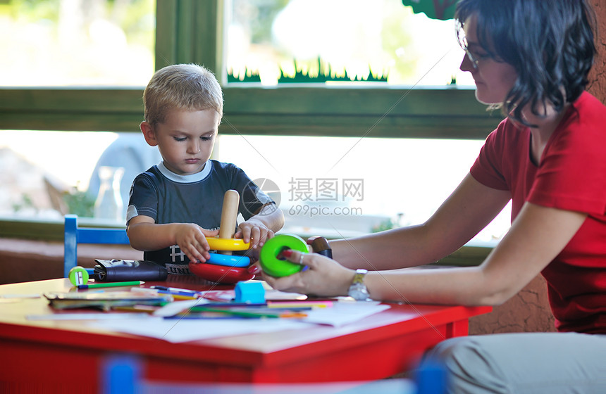 ‘~快乐的孩子玩游戏,玩得开心,教育课五颜六色的幼儿园操场室内  ~’ 的图片
