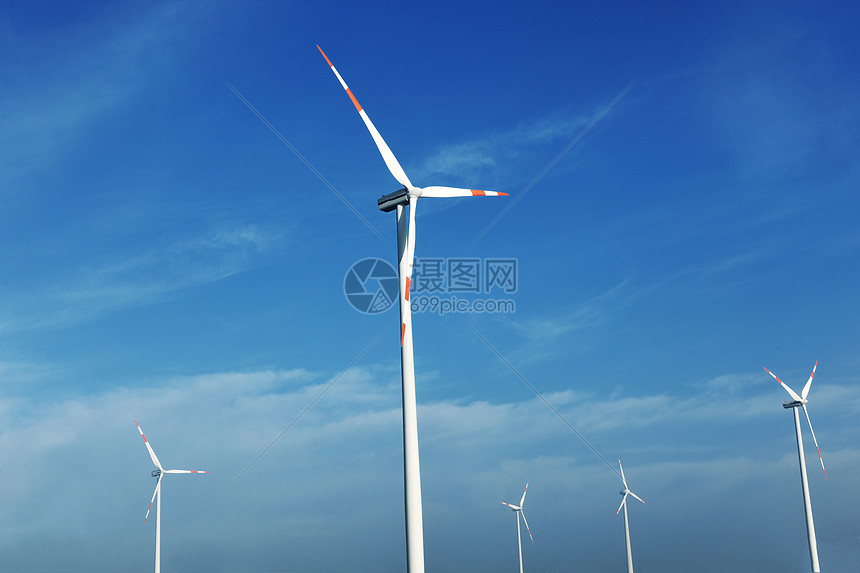 风力涡轮机蓝天上产生生态友好的可再生能源图片