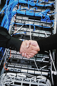 网络服务器机房工程师解决问题,给予帮助支持图片