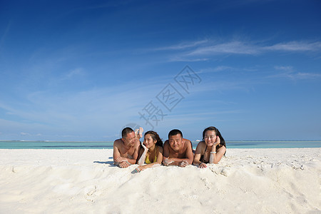 美丽的夏日,群快乐的轻人白沙滩享受乐趣快乐图片