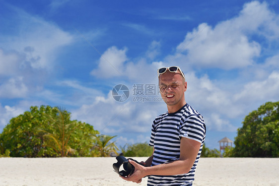 摄影师拍摄模特夫妇美丽的热带海滩夏天图片