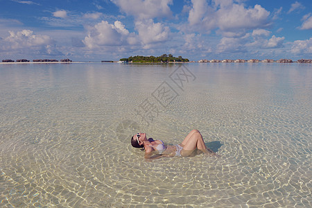 快乐的轻女子美丽的热带海滩度假,享受乐趣放松图片