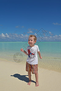 快乐的孩子海滩上玩得开心放松图片