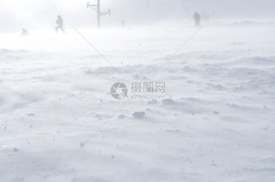 美丽的冬季景观与冰雪强风图片