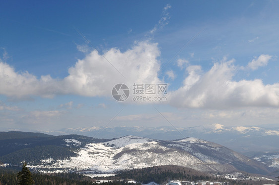 美丽的冬季景观与冰雪强风图片