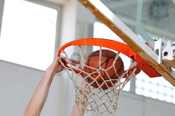 个健康的轻人学校体育馆室内玩篮球比赛图片