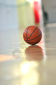 学校健身房的室内篮球图片