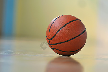 学校健身房的室内篮球背景图片