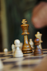 国际象棋排列国际象棋桌特写上图片