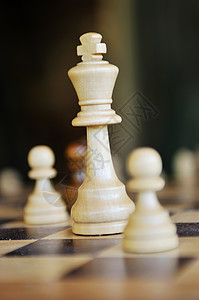 国际象棋排列国际象棋桌特写上图片