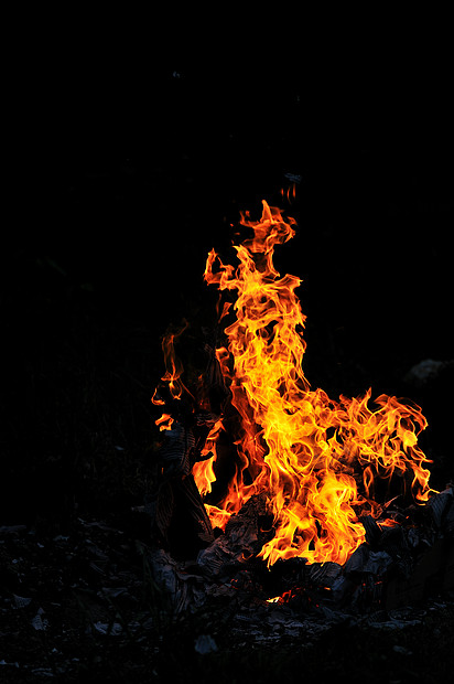 野火火焰燃烧热与黑色背景