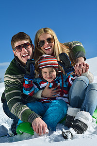 冬季快乐的家庭假期的新鲜雪上玩得开心图片